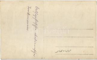 Első világháborús osztrák-magyar matrózok által kihalászott olasz aknák, hatástalanításra várva / K....