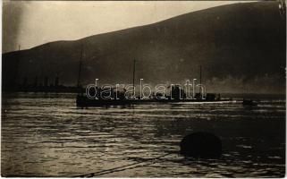 Első világháborús német tengeralattjáró osztrák-magyar zászló alatt a Kotori-öbölben / K.u.K. Kriegsmarine Unterseeboot / WWI German submarine under Austro-Hungarian Navy flag. photo (EK)