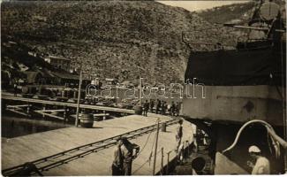 Gjenovic, első világháborús osztrák-magyar matrózok a kikötőben, iparvasút / K.u.K. Kriegsmarine Matrosen / WWI Austro-Hungarian Navy mariner at the port, industrial railway. photo