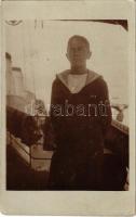 Első világháborús osztrák-magyar matróz a fedélzeten / K.u.K. Kriegsmarine Matrose / WWI Austro-Hungarian Navy mariner on deck. photo (fl)