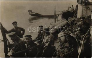 Első világháborús osztrák-magyar haditengerészeti matrózok torpedó csövébe mászva tisztítják azt / K.u.K. Kriegsmarine Matrosen / Austro-Hungarian Navy mariners cleaning the torpedo tubes by going inside them. photo