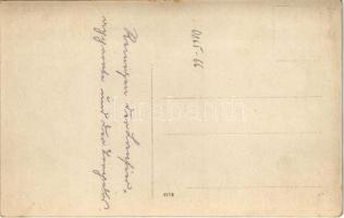 Első világháborús osztrák-magyar haditengerészeti matrózok torpedó csövébe mászva tisztítják azt / K...