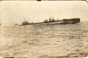 1915 SM U-XI osztrák-magyar tengeralattjáró elsüllyeszti az olasz Medusa tengeralattjárót / K.u.K. Kriegsmarine Unterseeboot / WWI Italian Navy submarine Medusa sunken by Austro-Hungarian Navy submarine SM U-XI. photo (EM)