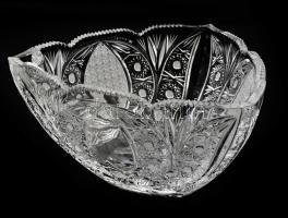 Kiss Péter háromszögletű ólomkristály kínáló, címkével jelezve, hibátlan, d: 24,5 cm, m: 13 cm