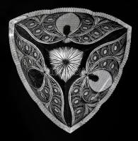 Kiss Péter háromszögletű ólomkristály kínáló, címkével jelezve, hibátlan, d: 24,5 cm, m: 13 cm