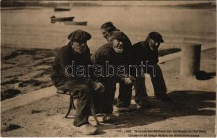 Ile-Tudy, Nos marins Bretons sur les Quais, Un cercle de loups de mer au soleil d'automne / sai...