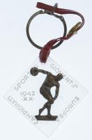 Olaszország 1942. "Ifjúsági sport Európa-bajnokság" plexi plakett ezüstözött fém diszkoszvető rátéttel, furattal (34x34mm) T:AU Italy 1942. "Campionati Sportivi Gioventu Europea (European Youth Sports Championships) plexiglass plaue with silvered discus thrower inlay and with hole (34x34mm) C:AU