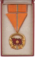 1964. "A Haza Szolgálatáért Érdemérem arany fokozat" zománcozott aranyozott bronz kitüntetés mellszalagon, szalagsávval, eredeti tokban T:UNC NMK 696.