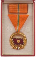 1964. "A Haza Szolgálatáért Érdemérem arany fokozat" zománcozott aranyozott bronz kitüntetés mellszalagon, szalagsávval, eredeti tokban T:UNC NMK 696.