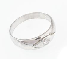 Ezüst(Ag) köves gyűrű, jelzett, méret: 56, bruttó: 2,5 g