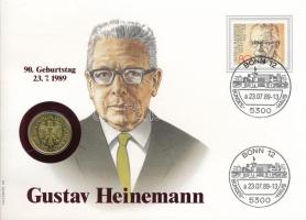 NSZK 1989J 1M aranyozott Cu-Ni "Gustav Heinemann" érmés borítékban bélyeggel, bélyegzéssel, német nyelvű leírással T:UNC kis patina FRG 1989J 1 Mark gilded Cu-Ni "Gustav Heinemann" in coin envelope with stamps, cancellations and a description in german C:UNC small patina