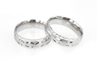 Ezüst(Ag) mintás karikagyűrűk, 2 db, jelzettek, méret: 49, nettó: 5,7 g