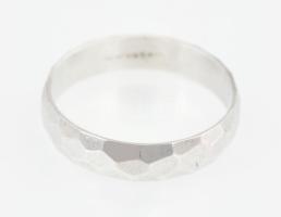 Ezüst(Ag) mintás karikagyűrű, jelzett, méret: 62, nettó: 3,1 g