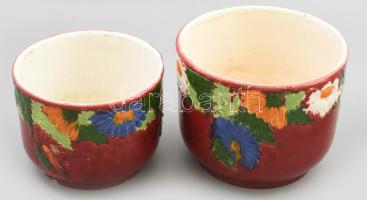 cca 1920-1930 Virágmintás majolika kaspó pár, hajszálrepedésekkel, jelzéssel, kopással, m: 14-16 cm