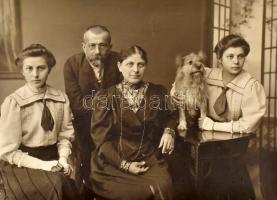 cca 1890-1920 Régi családi fotók, csoportképek, köztük kitüntetett katonatiszt és huszártiszt; össz....