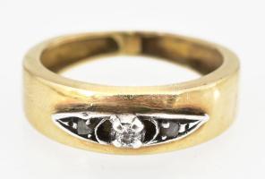 Arany (Au) 18 K gyűrű 0,01 és 0,02 ct gyémánttal, jelzett, méret: 50, bruttó: 2,2 g