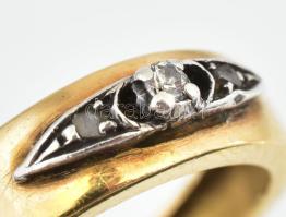 Arany (Au) 18 K gyűrű 0,01 és 0,02 ct gyémánttal, jelzett, méret: 50, bruttó: 2,2 g