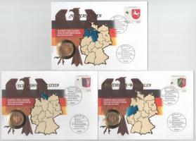 Németország 1990-1992. 1M Cu-Ni (3xklf) érmés borítékban, bélyegzéssel, tartományi címereket ábrázoló bélyegekkel "Észak-Rajna-Vesztfália, Alsó-Szászország Schleswig-Holstein" mindhárom német nyelvű ismertetővel T:UNC Germany 1990-1992. 1 Mark Cu-Ni (3xdiff) in coin envelope with cancellation and with stamps depicting provincial coats of arms of North Rhine-Westphalia, Lower Saxony and Schleswig-Holstein, all with information sheet in German C:UNC