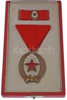 1964. "A Munka Érdemrend" bronz fokozata, zománcozott bronz kitüntetés mellszalagon, miniatűrrel és szalagsávval, tokban T:AU