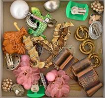 Kis doboznyi vegyes bizsu: brossok, fülklipszek, karkötők, stb.