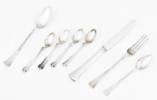8 darab ezüst (Ag) evőeszköz, közte a kés ezüst (Ag) nyelű, bruttó: 174 g