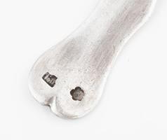 8 darab ezüst (Ag) evőeszköz, közte a kés ezüst (Ag) nyelű, bruttó: 174 g