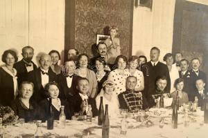 cca 1930-1947 Társaságok, közte farsangi bál résztvevői, 6 db fotó, 13,5x8 cm és 23,5x18 cm között