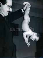 cca 1930-1940 Szendrő István (1908-2000): A levegőben lógva, pecséttel jelzett fotó, felületén törésnyom, 23×17 cm