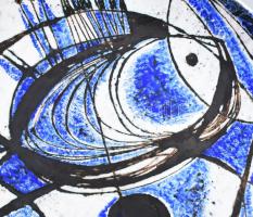 Benkő Ilona (1937-): Halas tál, kék és fehér mázakkal festett kerámia, jelzett, hibátlan, d: 31,5 cm