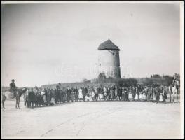 cca 1930-1940 Szendrő István (1908-2000): Cigány esküvő, háttérben malom, pecséttel jelzett, hátoldalon feliratozott fotó, 18,5×23,5 cm / Gypsies, mill in the background