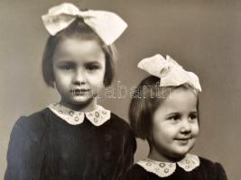 Gyerekportrék, 14 db vegyes (többségében nagyméretű) fotó, 13,5x8,5 cm és 24x18 cm között