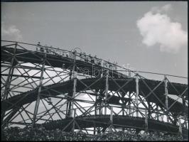 cca 1930-1940 Szendrő István (1908-2000): Vidámpark, hullámvasút, pecséttel jelzett, 17×23 cm