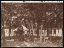 cca 1920-1930 Debreceni Gazdasági Rokkant Iskola kertrészlete, az első világháborúban megsérült katonák dolgozhattak itt, feliratozva, 12,5×16,5 cm