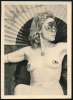 cca 1935 Nő maszkban, erotikus fotó, 9,5×7 cm