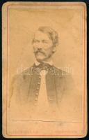 cca 1870 Idős férfi portréja, keményhátú fotó Schönwald gyöngyösi műterméből, 10,5×6,5 cm