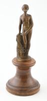 Bronz női akt szobor, fa talapzaton, jelzés nélkül, hibátlan, m: 21,5 cm