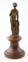 Bronz női akt szobor, fa talapzaton, jelzés nélkül, hibátlan, m: 21,5 cm