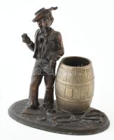 Cigiző alak, fém szobor, jelzés nélkül, kopással, 16,5x9,5x16 cm