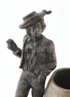 Cigiző alak, fém szobor, jelzés nélkül, kopással, 16,5x9,5x16 cm