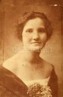 12 db hölgyeket ábrázoló régi fotó, vegyes állapotban, 11,5x8 cm és 24x18 cm között