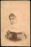 1896 Blaha Lujza (1850-1926) színésznő portréja, keményhátú fotó Strelisky műterméből, alul vágott karton, 16,5×11 cm