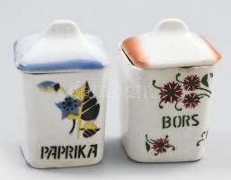 Hollóházi paprika és bors feliratokkal fedeles fűszertartó, fajansz, sérülésekkel, m: 9 cm
