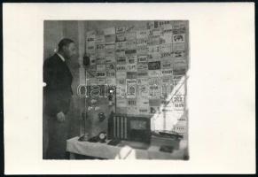 cca 1940 Rádióamatőr, a falon QSL lapokkal, fotó, 6,5×9,5 cm
