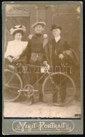cca 1900 Kerékpárversenyző fényképe, keményhátú fotó, 10,5×6,5 cm