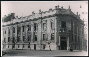 cca 1890 Beszterce, Erdély, a Magyar Nemzeti Bank Kirendeltségének épülete, fotó, hátoldalon feliratozva, 8,5×13,5 cm