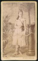 cca 1880 Selmecbánya, Felvidék, kislány íjjal, keményhátú fotó Baker selmecbányai műterméből, 10,5×6,5 cm