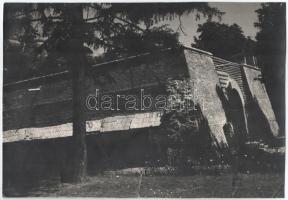 cca 1960-1980 Szeged, a vár maradványa és modern stílusú lakóépület (Dugonics tér - Kárász u. sarok), 2 db nagyméretű fotó, kisebb felületi sérülésekkel, törésnyomokkal, 38x26 cm és 37x23,5 cm