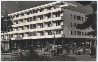 cca 1960-1980 Szeged, a vár maradványa és modern stílusú lakóépület (Dugonics tér - Kárász u. sarok)...