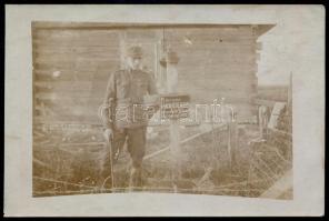 1915 Monarchiás katona K. Wiedemann katonai sírjánál valahol a fronton, fotó, 9×13 cm