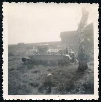 cca 1943 Kilőtt harckocsi valahol a keleti fronton, fotó, 6×6 cm